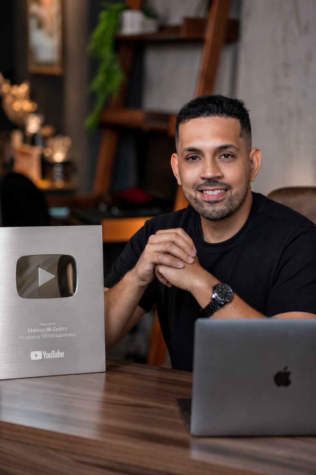 Marcos de Castro com placa de 100 mil inscritos do YouTube
